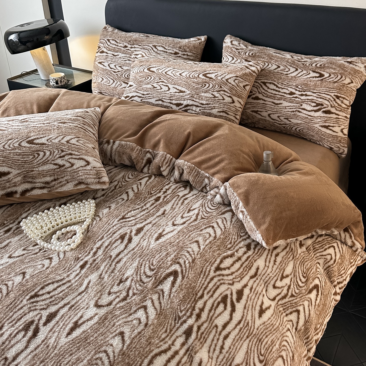 91家纺网 家纺一手货源 找家纺 乐窝家纺仓储 2025新款美拉德复古印花兔毛绒牛奶绒皮草绒床裙款四件套跨境外贸专供 静谧时光