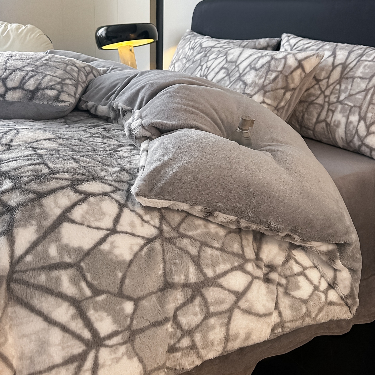 91家纺网 家纺一手货源 找家纺 乐窝家纺仓储 2025新款美拉德复古印花兔毛绒牛奶绒皮草绒床裙款四件套跨境外贸专供 几何空间