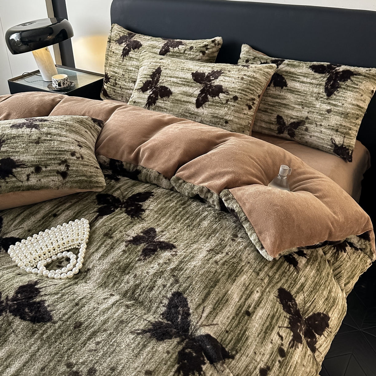 91家纺网 家纺一手货源 找家纺 乐窝家纺仓储 2025新款美拉德复古印花兔毛绒牛奶绒皮草绒床裙款四件套跨境外贸专供 优雅蝴蝶