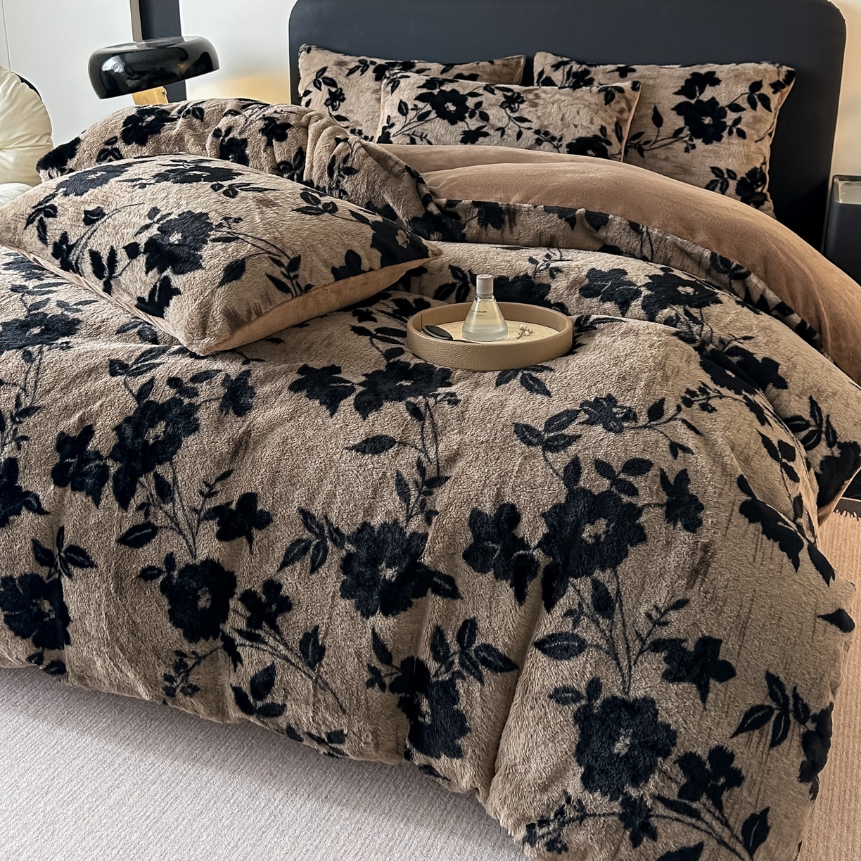 91家纺网 家纺一手货源 找家纺 乐窝家纺仓储 2025新款美拉德复古印花兔毛绒牛奶绒皮草绒床裙款四件套跨境外贸专供 花枝漫语