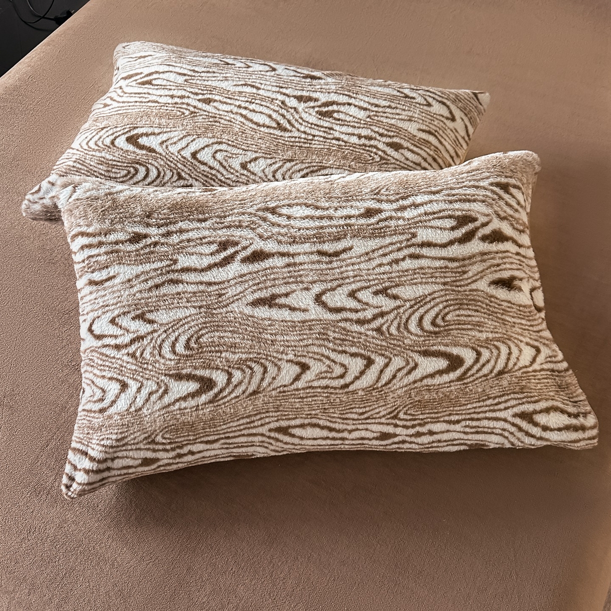 91家纺网 家纺一手货源 找家纺 乐窝家纺仓储 2025新款美拉德复古印花兔毛绒牛奶绒皮草绒床裙款四件套跨境外贸专供 静谧时光