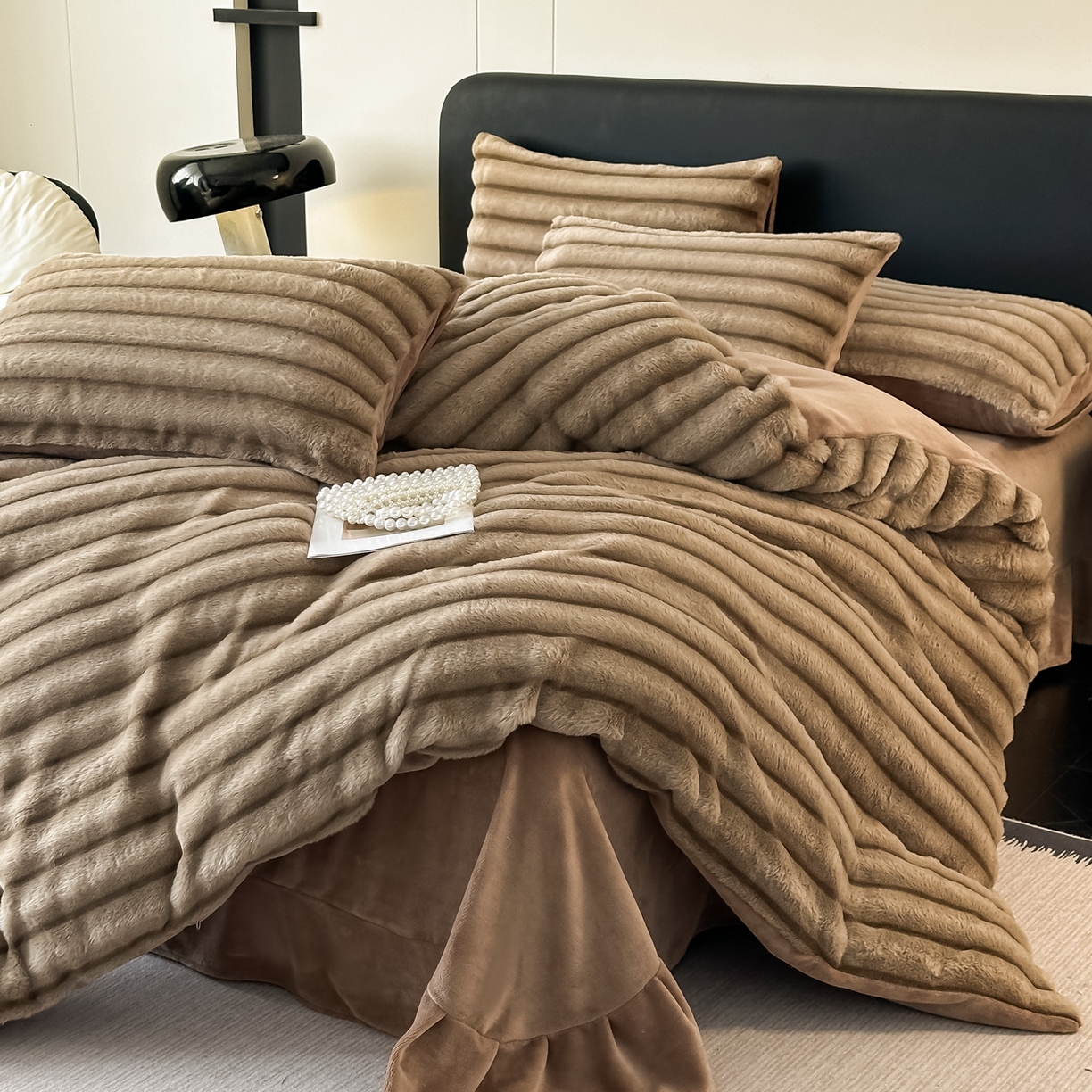 乐窝家纺仓储 2025新款美拉德复古印花兔毛绒牛奶绒皮草绒床裙款四件套跨境外贸专供 奶油咖