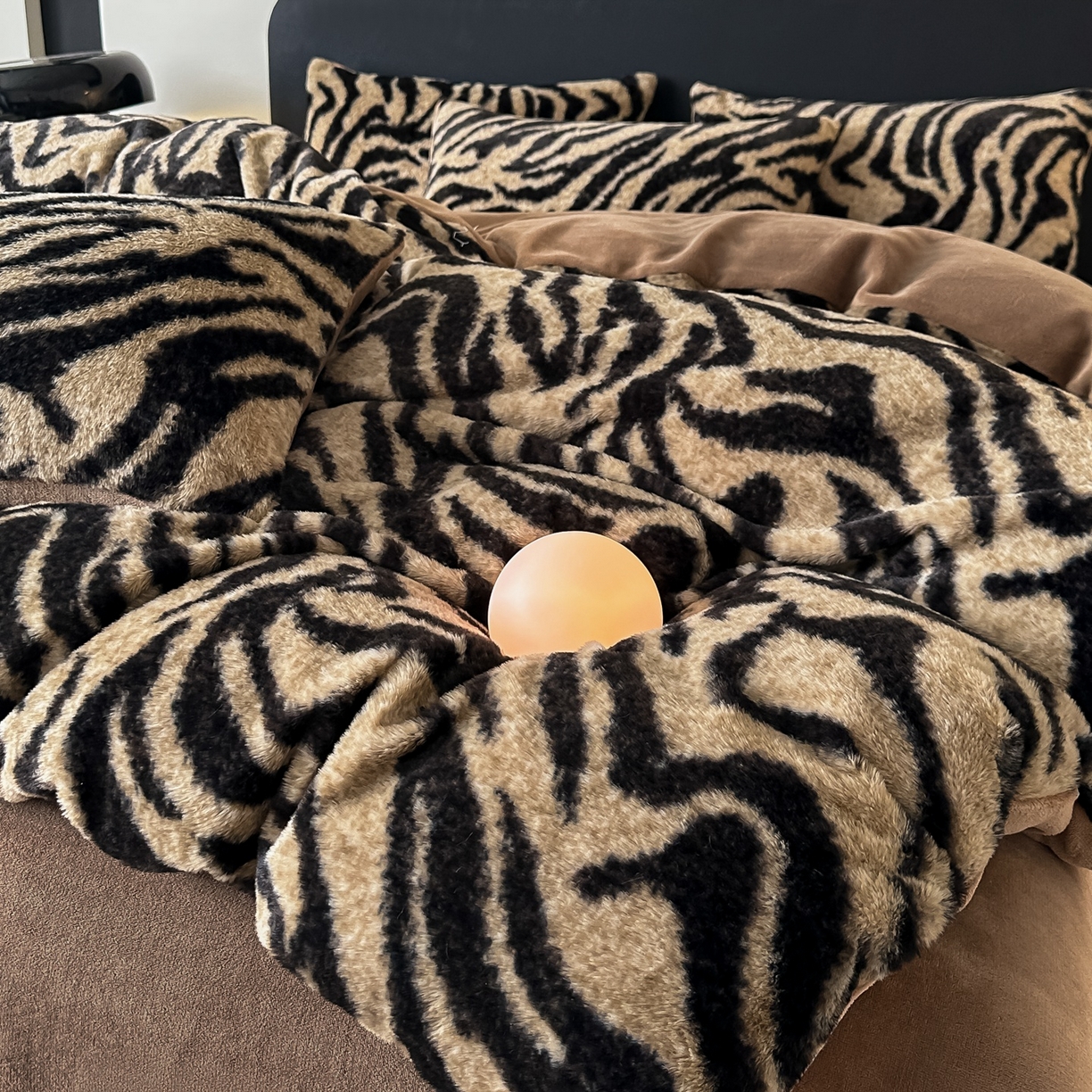 91家纺网 家纺一手货源 找家纺 乐窝家纺仓储 2025新款美拉德复古印花兔毛绒牛奶绒皮草绒床裙款四件套跨境外贸专供 虎纹咖