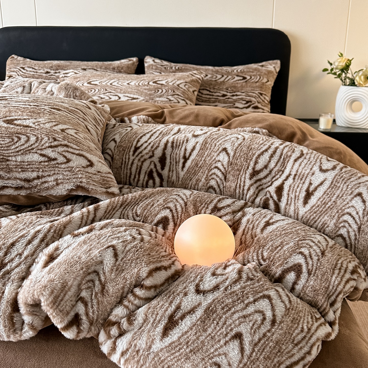 91家纺网 家纺一手货源 找家纺 乐窝家纺仓储 2025新款美拉德复古印花兔毛绒牛奶绒皮草绒床裙款四件套跨境外贸专供 静谧时光