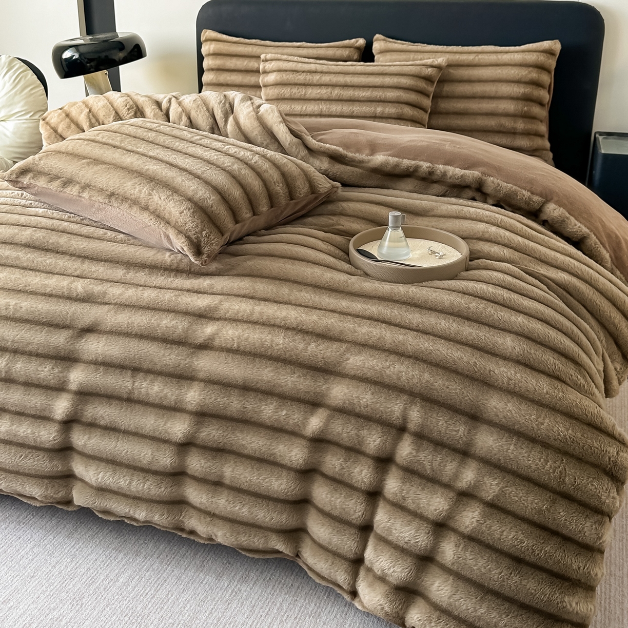 91家纺网 家纺一手货源 找家纺 乐窝家纺仓储 2025新款美拉德复古印花兔毛绒牛奶绒皮草绒床裙款四件套跨境外贸专供 奶油咖