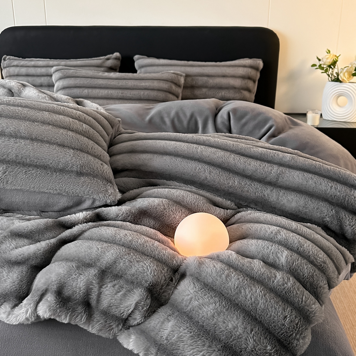 91家纺网 家纺一手货源 找家纺 乐窝家纺仓储 2025新款美拉德复古印花兔毛绒牛奶绒皮草绒床裙款四件套跨境外贸专供 时尚灰