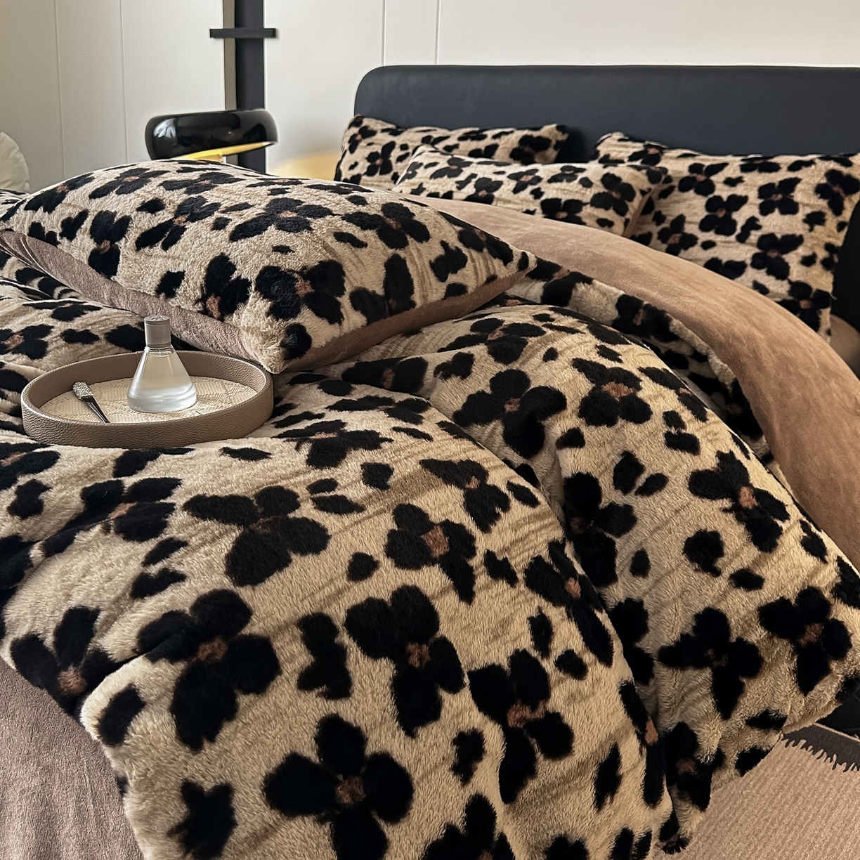 91家纺网 家纺一手货源 找家纺 乐窝家纺仓储 2025新款美拉德复古印花兔毛绒牛奶绒皮草绒床裙款四件套跨境外贸专供 蝴蝶咖