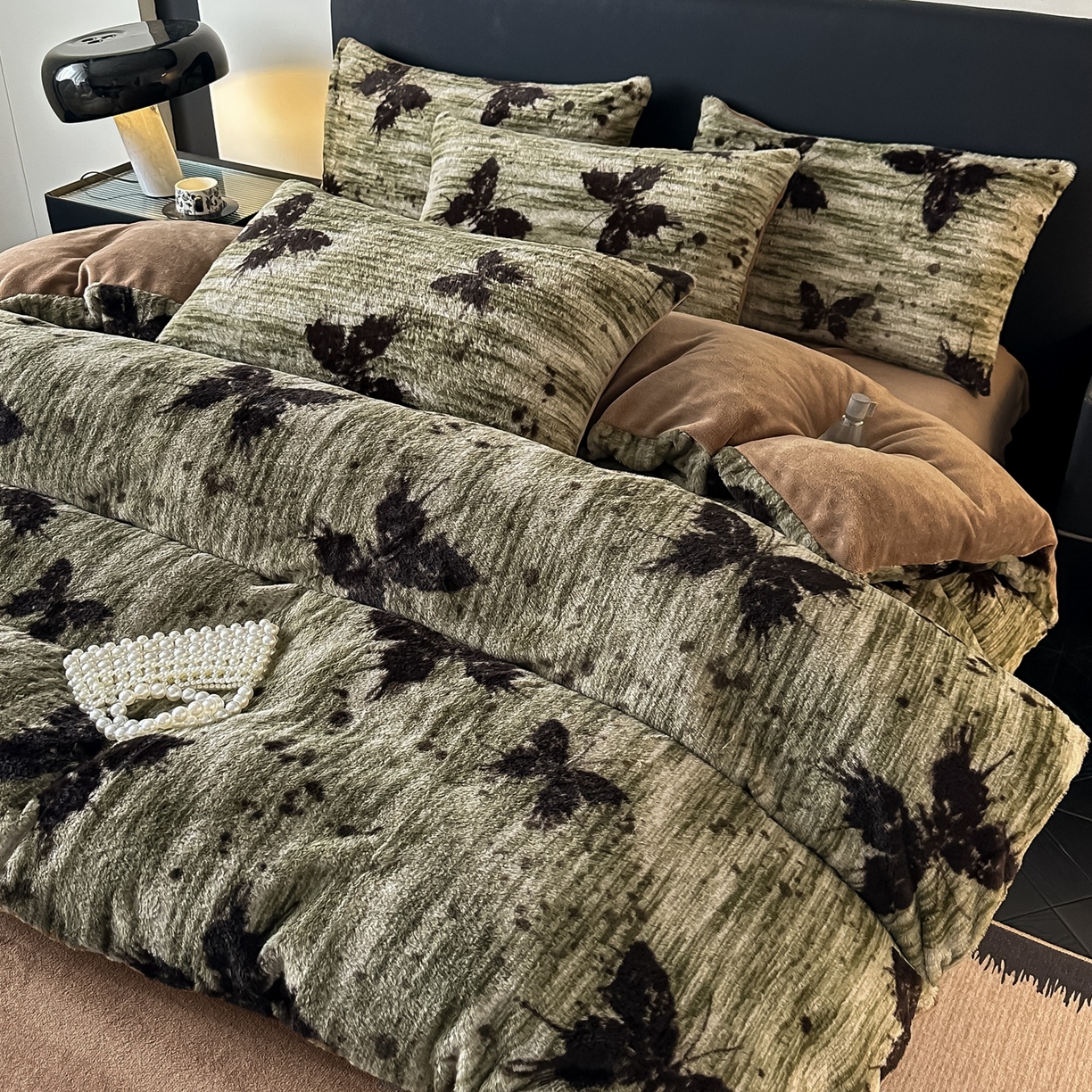 91家纺网 家纺一手货源 找家纺 乐窝家纺仓储 2025新款美拉德复古印花兔毛绒牛奶绒皮草绒床裙款四件套跨境外贸专供 优雅蝴蝶