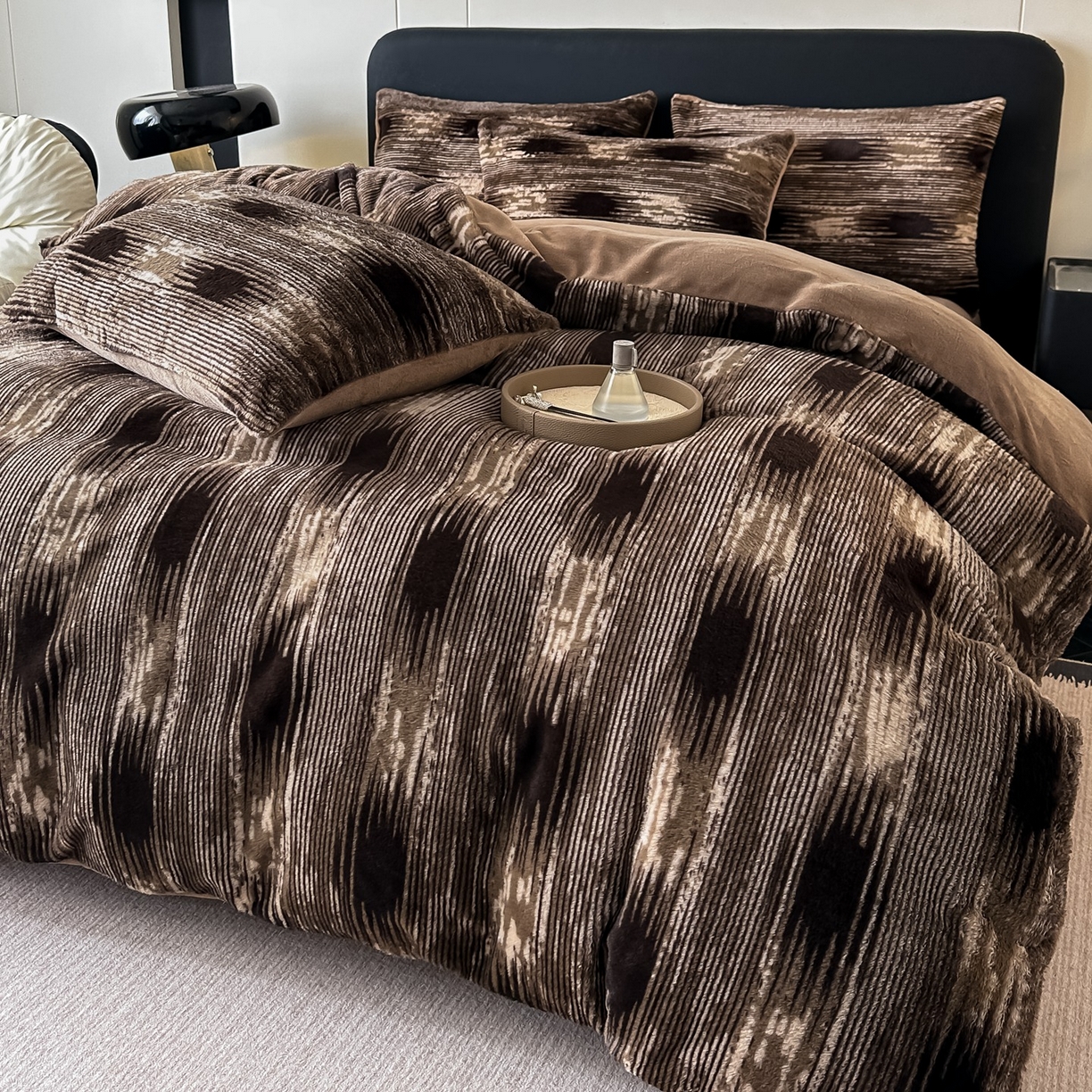 91家纺网 家纺一手货源 找家纺 乐窝家纺仓储 2025新款美拉德复古印花兔毛绒牛奶绒皮草绒床裙款四件套跨境外贸专供 爱与轮回