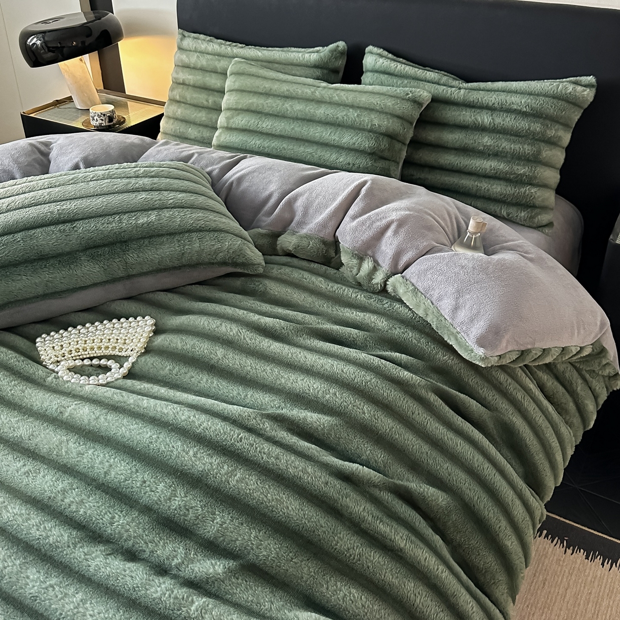 91家纺网 家纺一手货源 找家纺 乐窝家纺仓储 2025新款美拉德复古印花兔毛绒牛奶绒皮草绒床裙款四件套跨境外贸专供 优雅绿