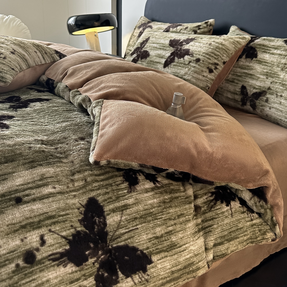 91家纺网 家纺一手货源 找家纺 乐窝家纺仓储 2025新款美拉德复古印花兔毛绒牛奶绒皮草绒床裙款四件套跨境外贸专供 优雅蝴蝶