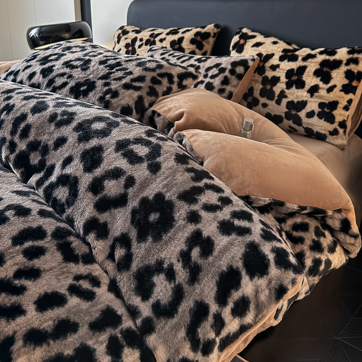 91家纺网 家纺一手货源 找家纺 乐窝家纺仓储 2025新款美拉德复古印花兔毛绒牛奶绒皮草绒床裙款四件套跨境外贸专供 时尚豹纹