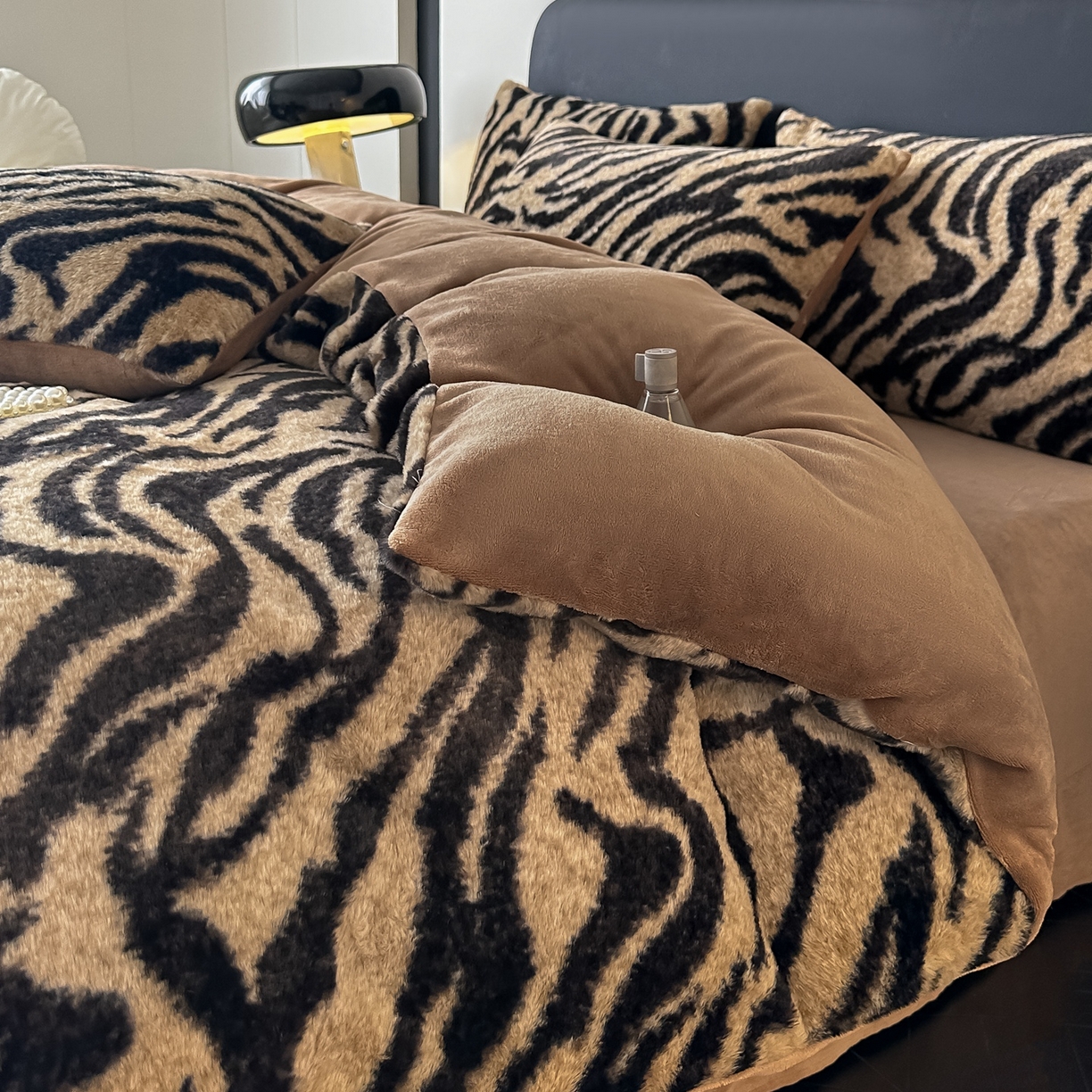 91家纺网 家纺一手货源 找家纺 乐窝家纺仓储 2025新款美拉德复古印花兔毛绒牛奶绒皮草绒床裙款四件套跨境外贸专供 虎纹咖