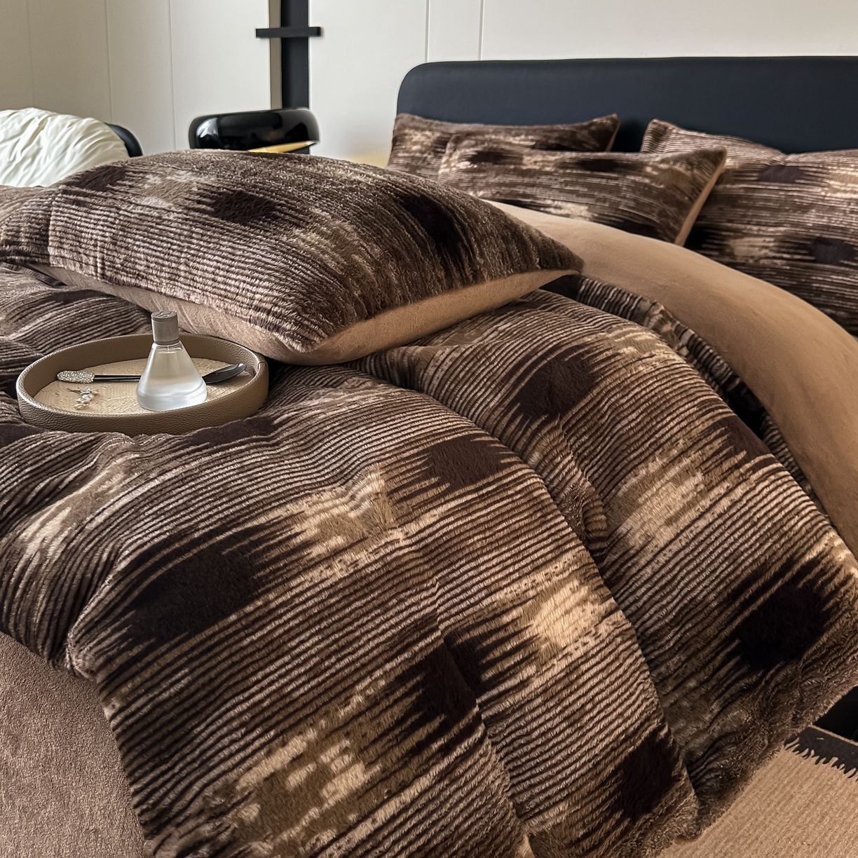 91家纺网 家纺一手货源 找家纺 乐窝家纺仓储 2025新款美拉德复古印花兔毛绒牛奶绒皮草绒床裙款四件套跨境外贸专供 爱与轮回