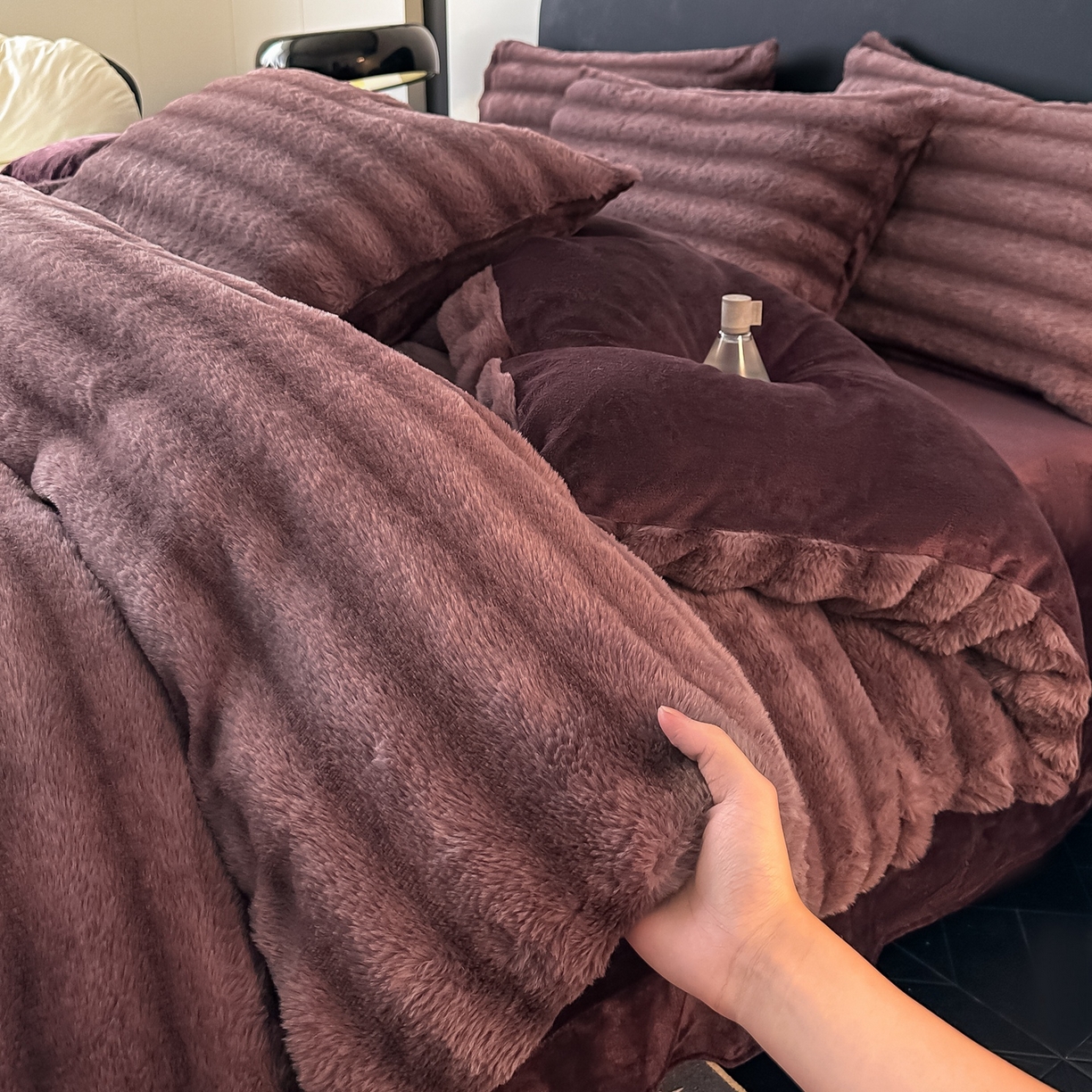 91家纺网 家纺一手货源 找家纺 乐窝家纺仓储 2025新款美拉德复古印花兔毛绒牛奶绒皮草绒床裙款四件套跨境外贸专供 优雅紫