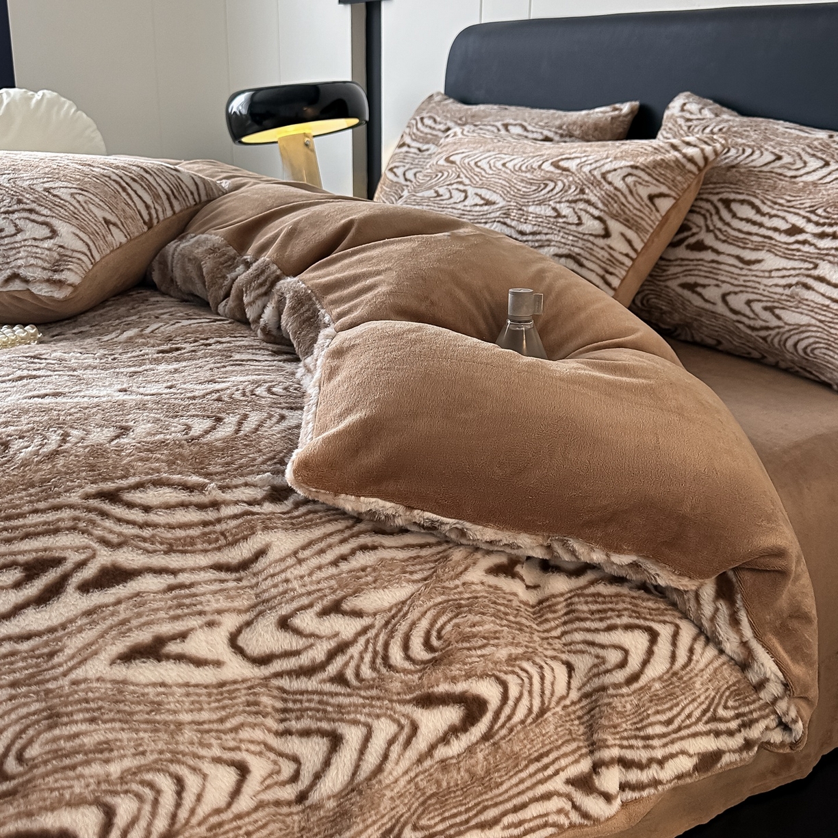 91家纺网 家纺一手货源 找家纺 乐窝家纺仓储 2025新款美拉德复古印花兔毛绒牛奶绒皮草绒床裙款四件套跨境外贸专供 静谧时光