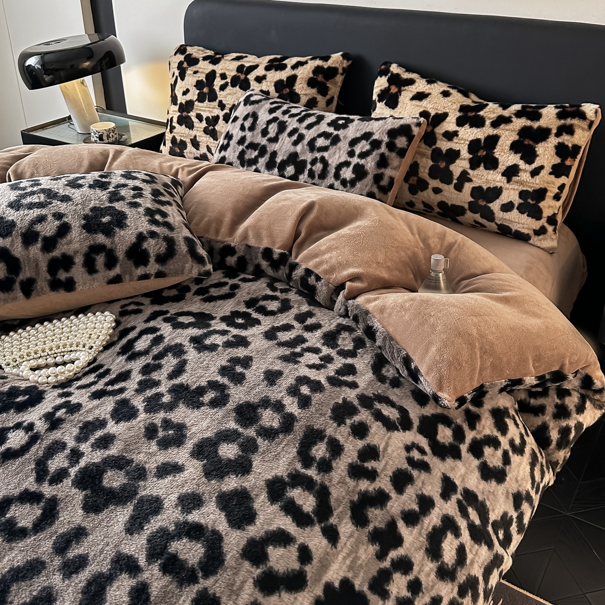 91家纺网 家纺一手货源 找家纺 乐窝家纺仓储 2025新款美拉德复古印花兔毛绒牛奶绒皮草绒床裙款四件套跨境外贸专供 时尚豹纹