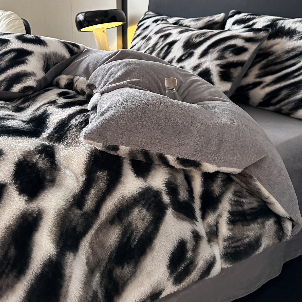 91家纺网 家纺一手货源 找家纺 乐窝家纺仓储 2025新款美拉德复古印花兔毛绒牛奶绒皮草绒床裙款四件套跨境外贸专供 轻奢豹纹