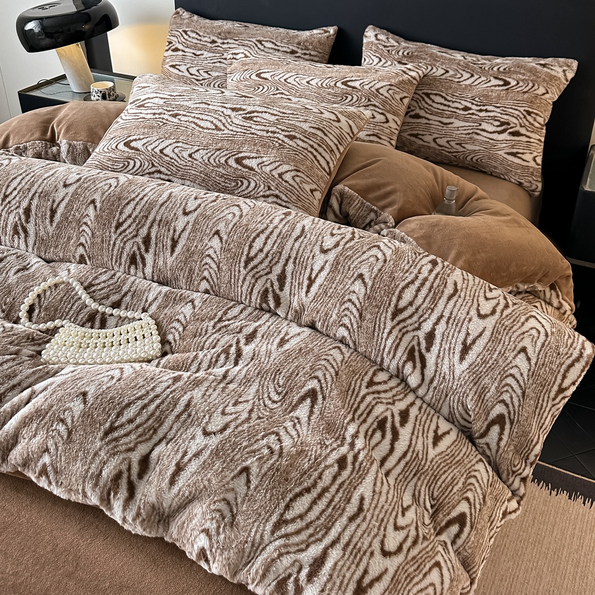 91家纺网 家纺一手货源 找家纺 乐窝家纺仓储 2025新款美拉德复古印花兔毛绒牛奶绒皮草绒床裙款四件套跨境外贸专供 静谧时光