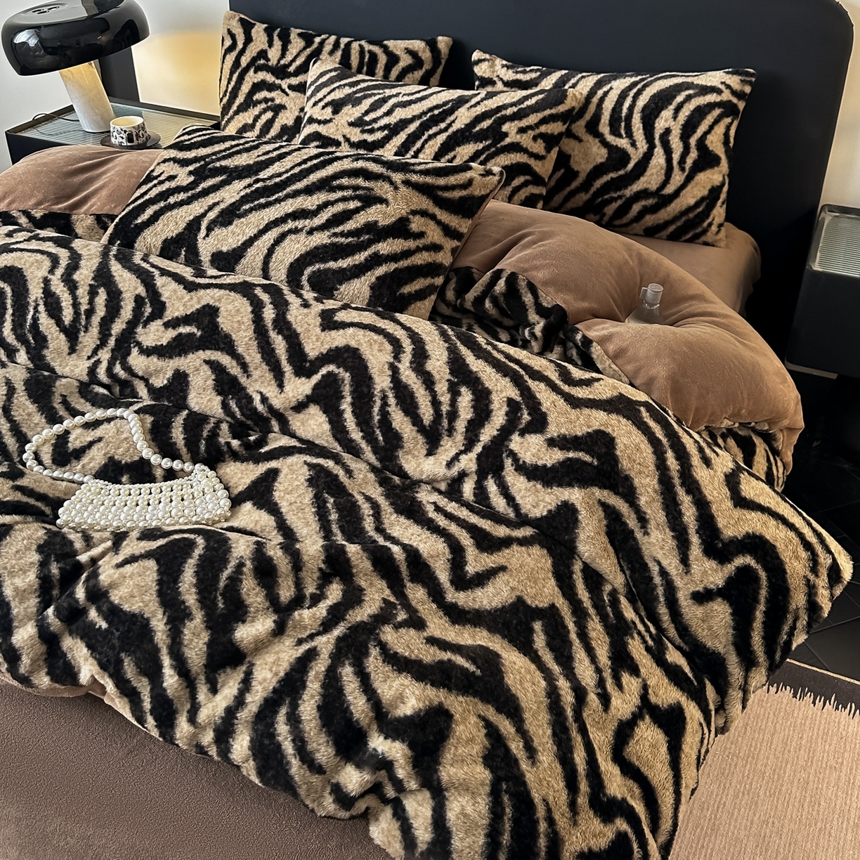 91家纺网 家纺一手货源 找家纺 乐窝家纺仓储 2025新款美拉德复古印花兔毛绒牛奶绒皮草绒床裙款四件套跨境外贸专供 虎纹咖