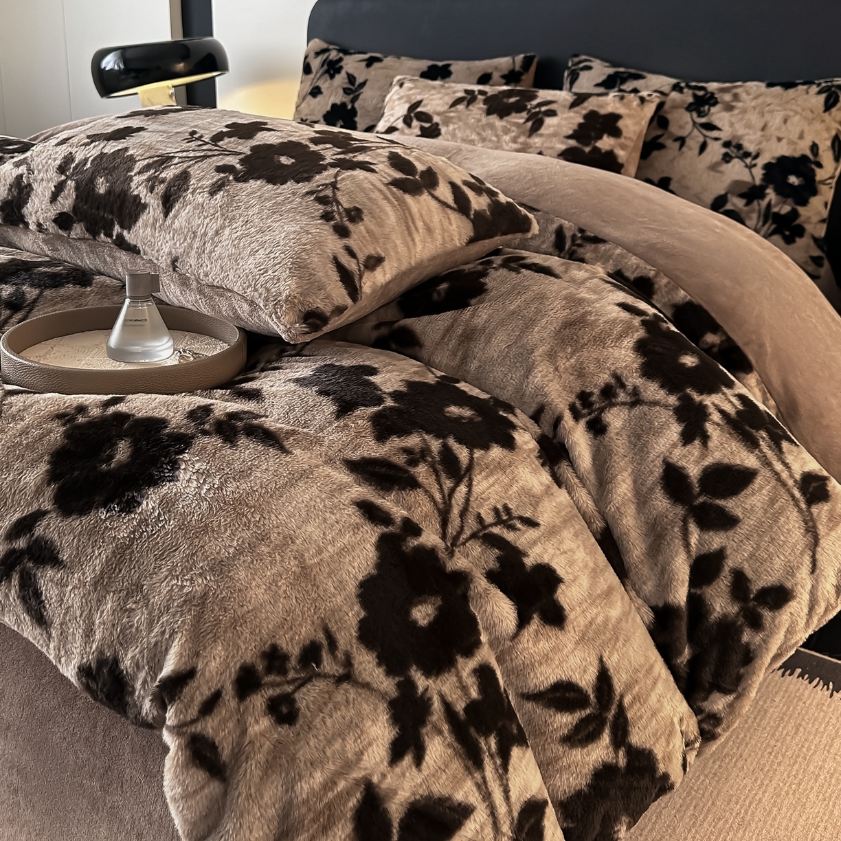 91家纺网 家纺一手货源 找家纺 乐窝家纺仓储 2025新款美拉德复古印花兔毛绒牛奶绒皮草绒床裙款四件套跨境外贸专供 简爱时尚