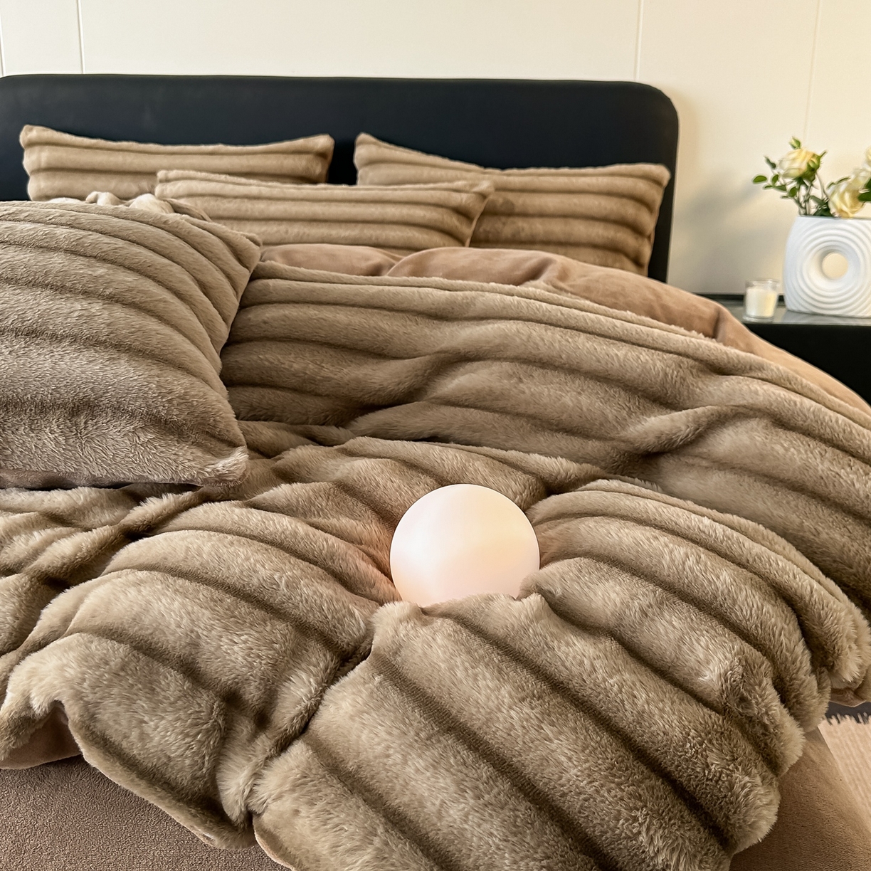 91家纺网 家纺一手货源 找家纺 乐窝家纺仓储 2025新款美拉德复古印花兔毛绒牛奶绒皮草绒床裙款四件套跨境外贸专供 奶油咖