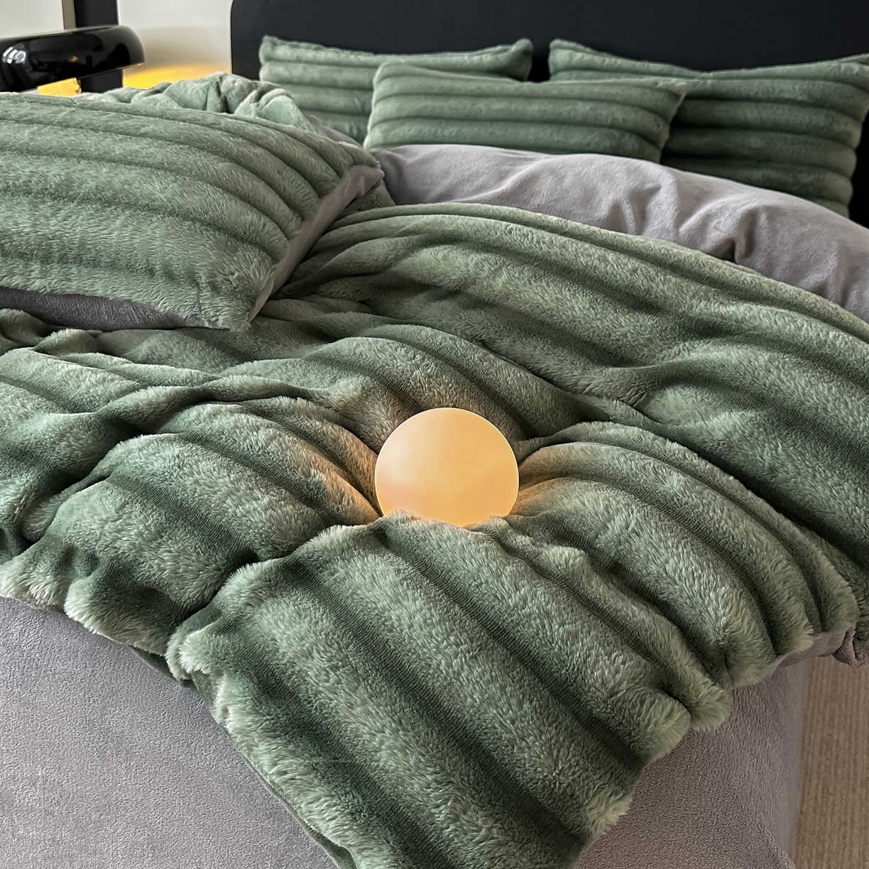 91家纺网 家纺一手货源 找家纺 乐窝家纺仓储 2025新款美拉德复古印花兔毛绒牛奶绒皮草绒床裙款四件套跨境外贸专供 优雅绿