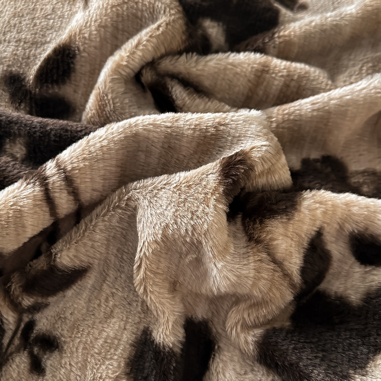 91家纺网 家纺一手货源 找家纺 乐窝家纺仓储 2025新款美拉德复古印花兔毛绒牛奶绒皮草绒床裙款四件套跨境外贸专供 简爱时尚