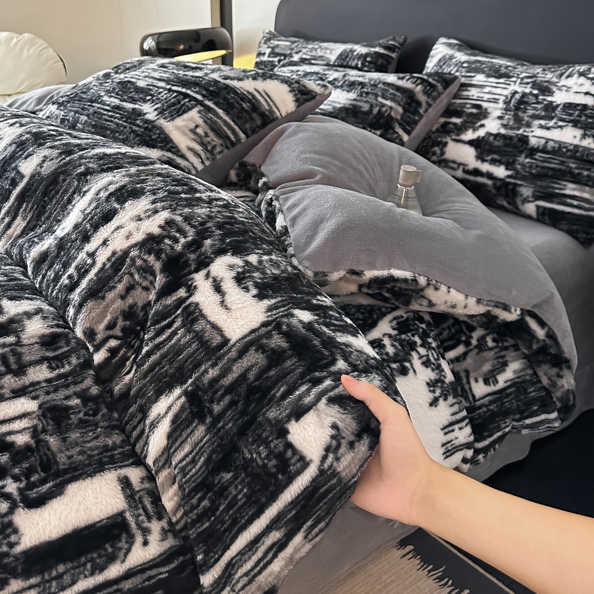 91家纺网 家纺一手货源 找家纺 乐窝家纺仓储 2025新款美拉德复古印花兔毛绒牛奶绒皮草绒床裙款四件套跨境外贸专供 大好山河