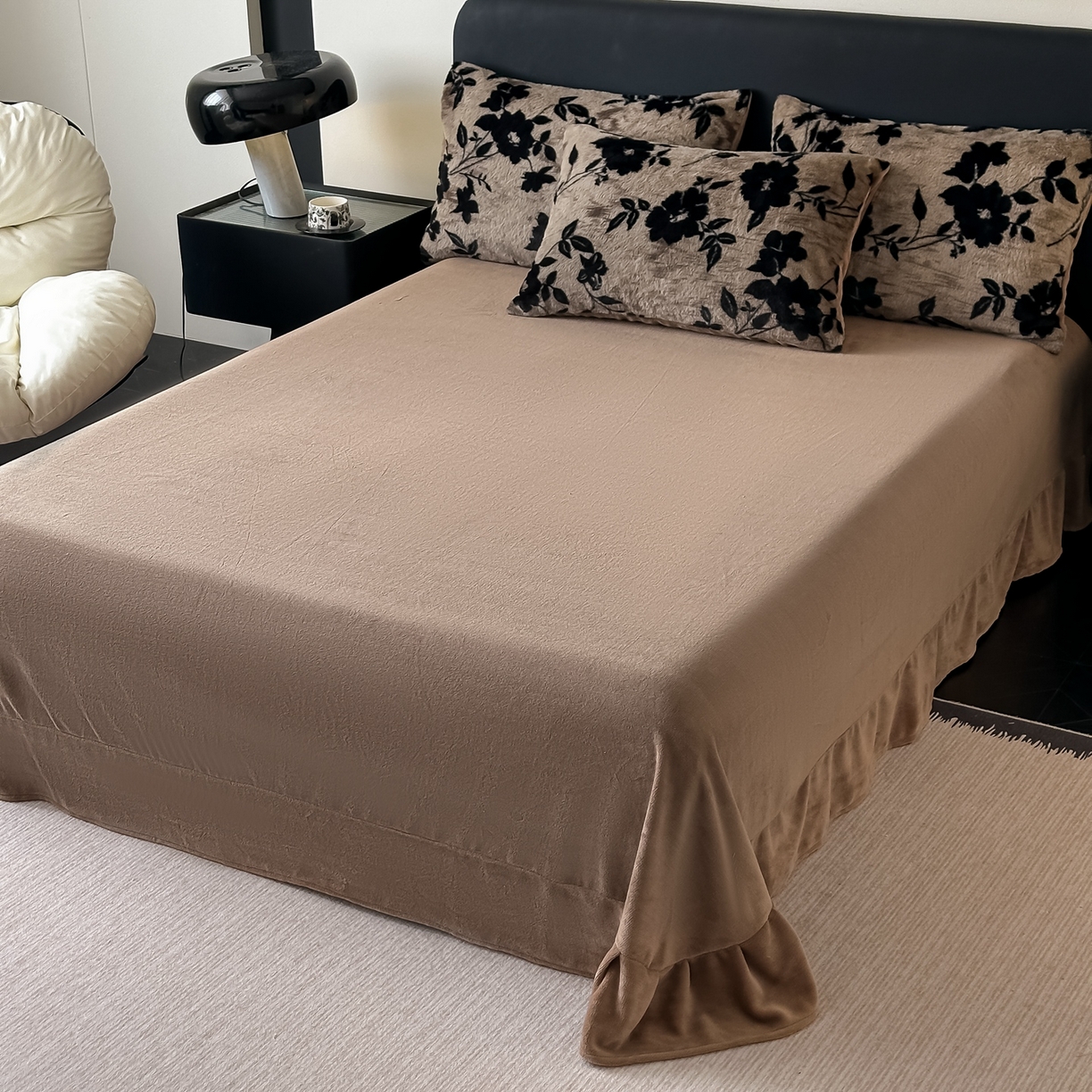 91家纺网 家纺一手货源 找家纺 乐窝家纺仓储 2025新款美拉德复古印花兔毛绒牛奶绒皮草绒床裙款四件套跨境外贸专供 花枝漫语