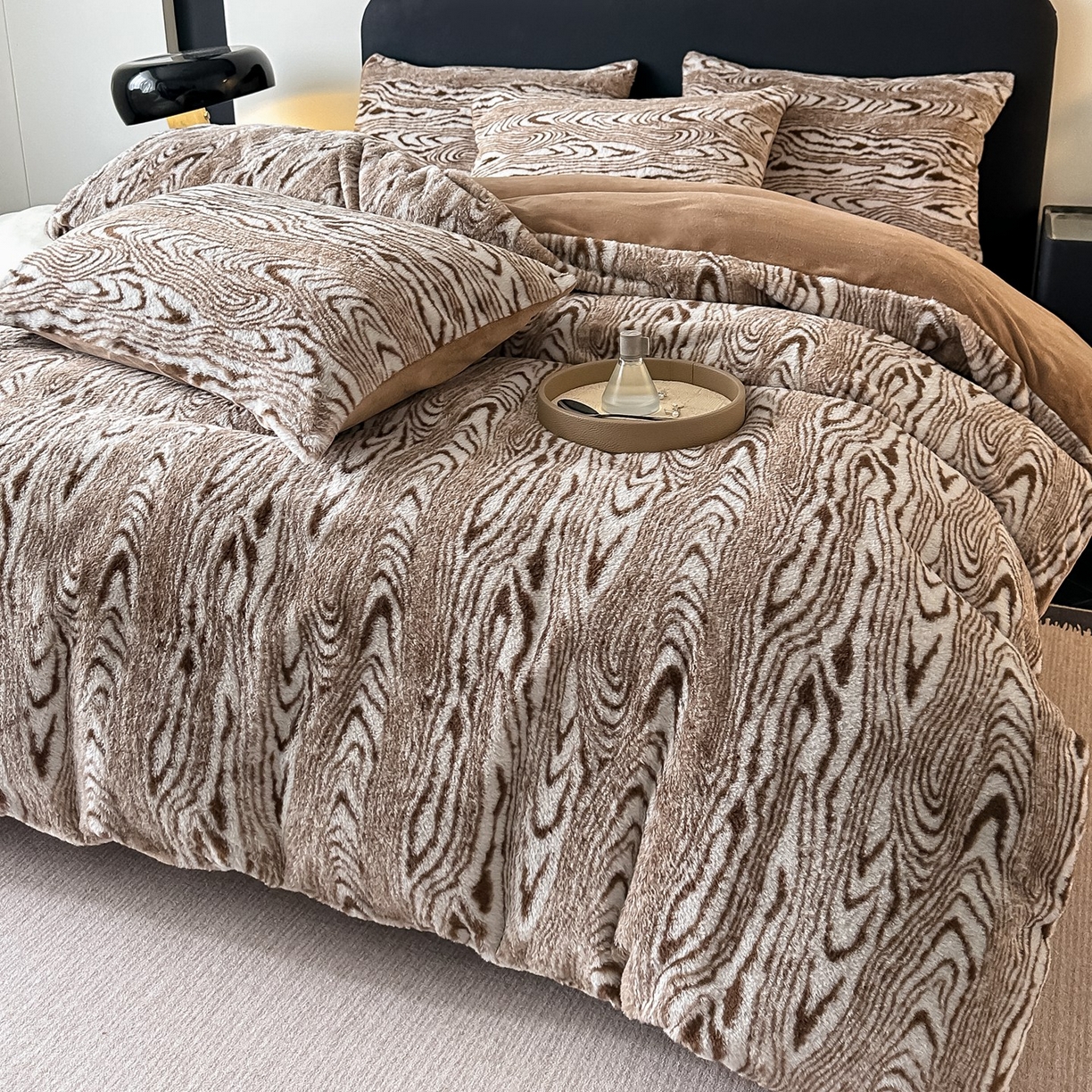 91家纺网 家纺一手货源 找家纺 乐窝家纺仓储 2025新款美拉德复古印花兔毛绒牛奶绒皮草绒床裙款四件套跨境外贸专供 静谧时光