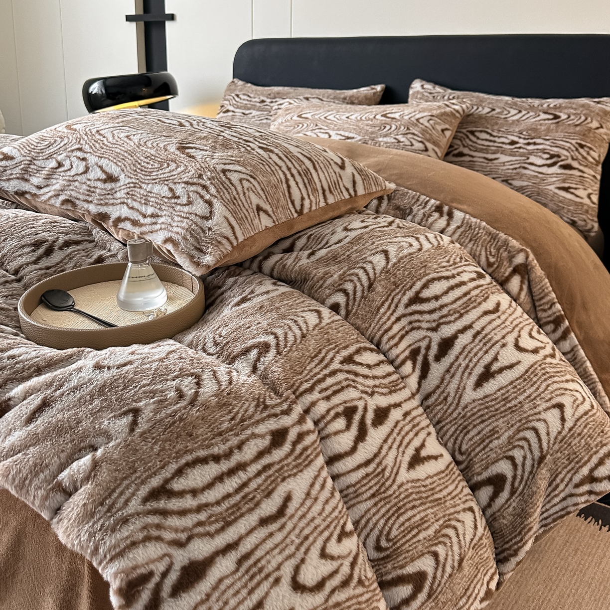 91家纺网 家纺一手货源 找家纺 乐窝家纺仓储 2025新款美拉德复古印花兔毛绒牛奶绒皮草绒床裙款四件套跨境外贸专供 静谧时光