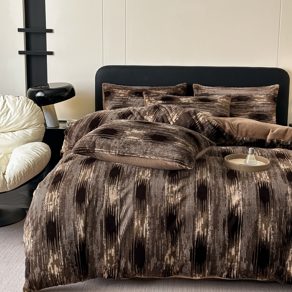 91家纺网 家纺一手货源 找家纺 乐窝家纺仓储 2025新款美拉德复古印花兔毛绒牛奶绒皮草绒床裙款四件套跨境外贸专供 爱与轮回