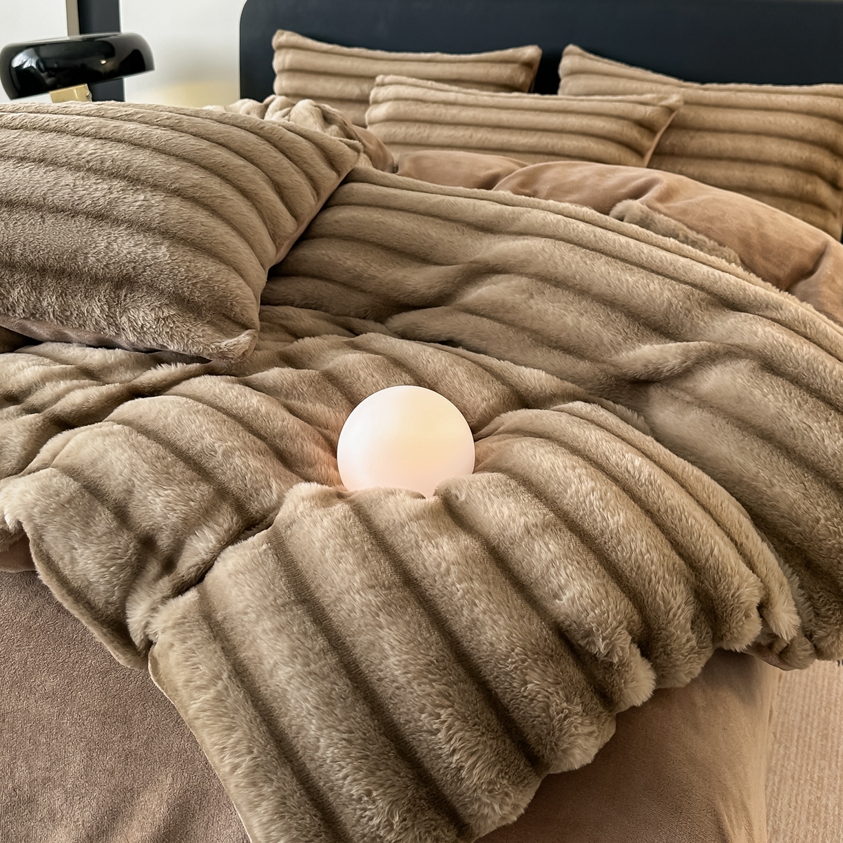 91家纺网 家纺一手货源 找家纺 乐窝家纺仓储 2025新款美拉德复古印花兔毛绒牛奶绒皮草绒床裙款四件套跨境外贸专供 奶油咖