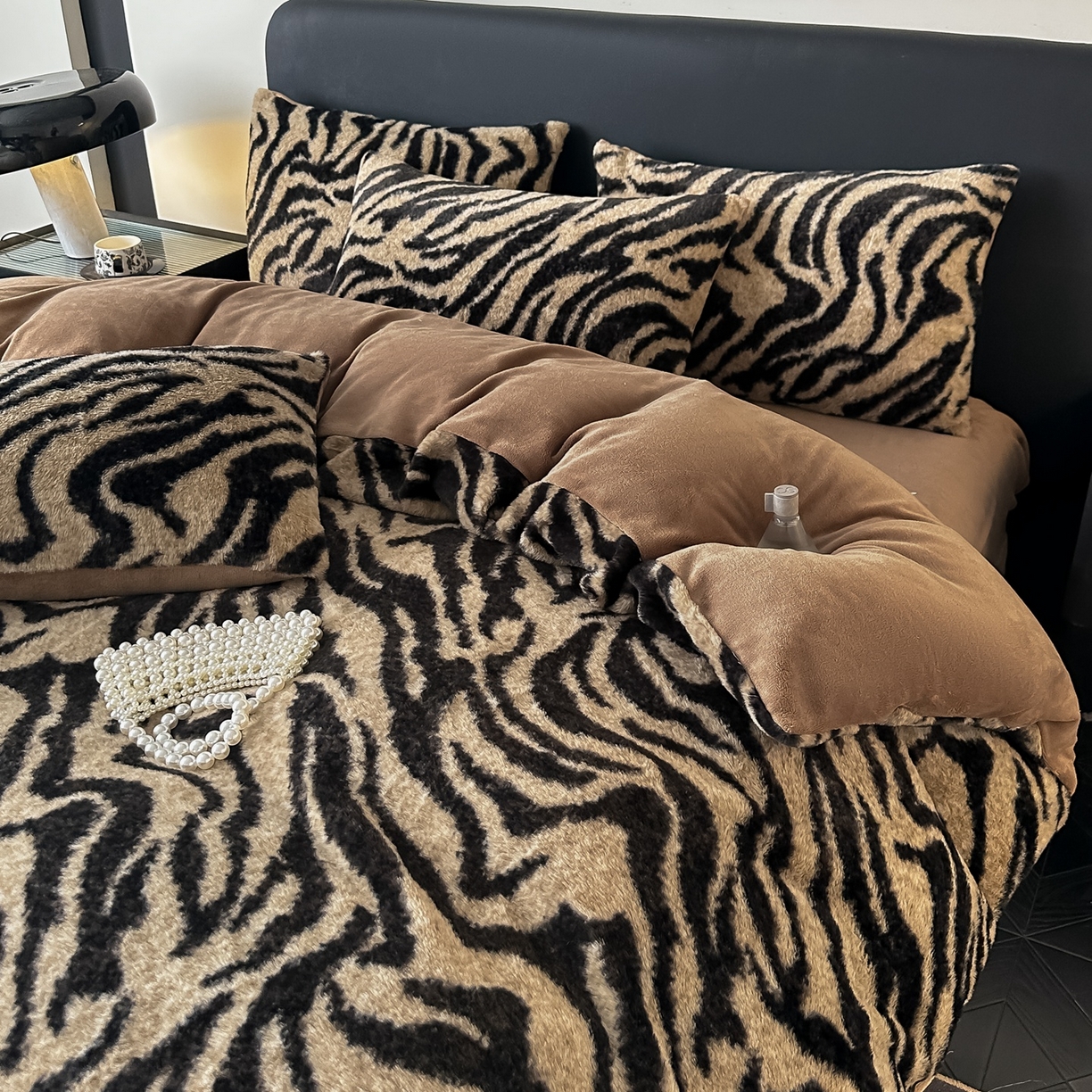 91家纺网 家纺一手货源 找家纺 乐窝家纺仓储 2025新款美拉德复古印花兔毛绒牛奶绒皮草绒床裙款四件套跨境外贸专供 虎纹咖