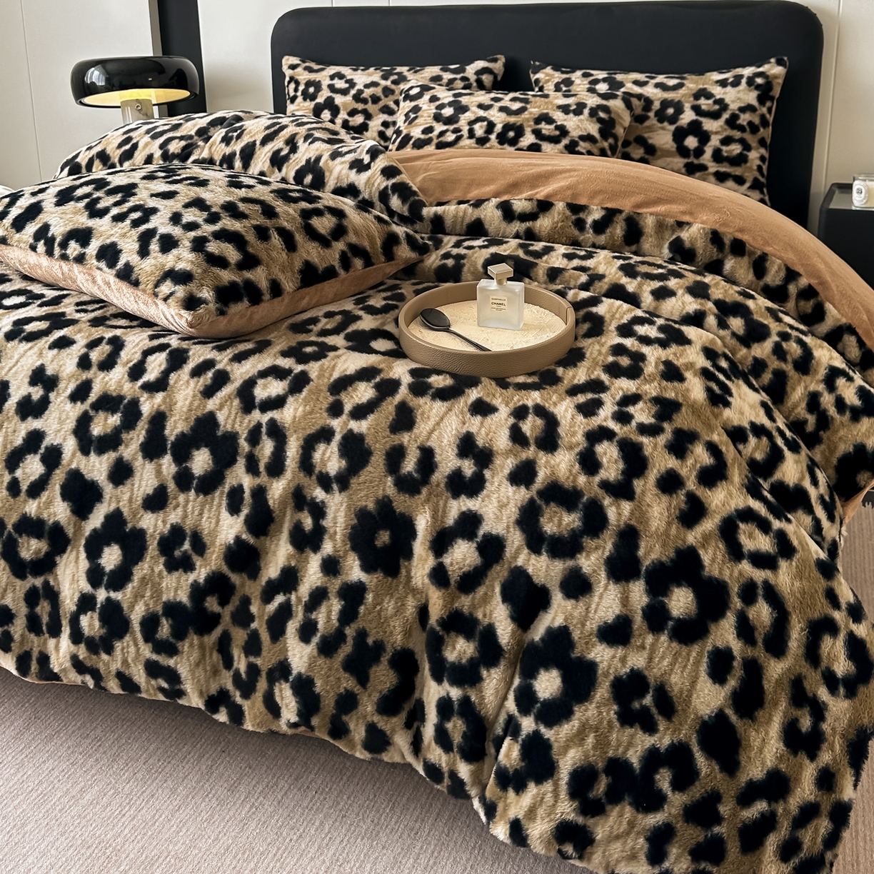 91家纺网 家纺一手货源 找家纺 （总）乐窝家纺仓储 2025新款美拉德复古印花兔毛绒牛奶绒皮草绒床裙款四件套跨境外贸专供