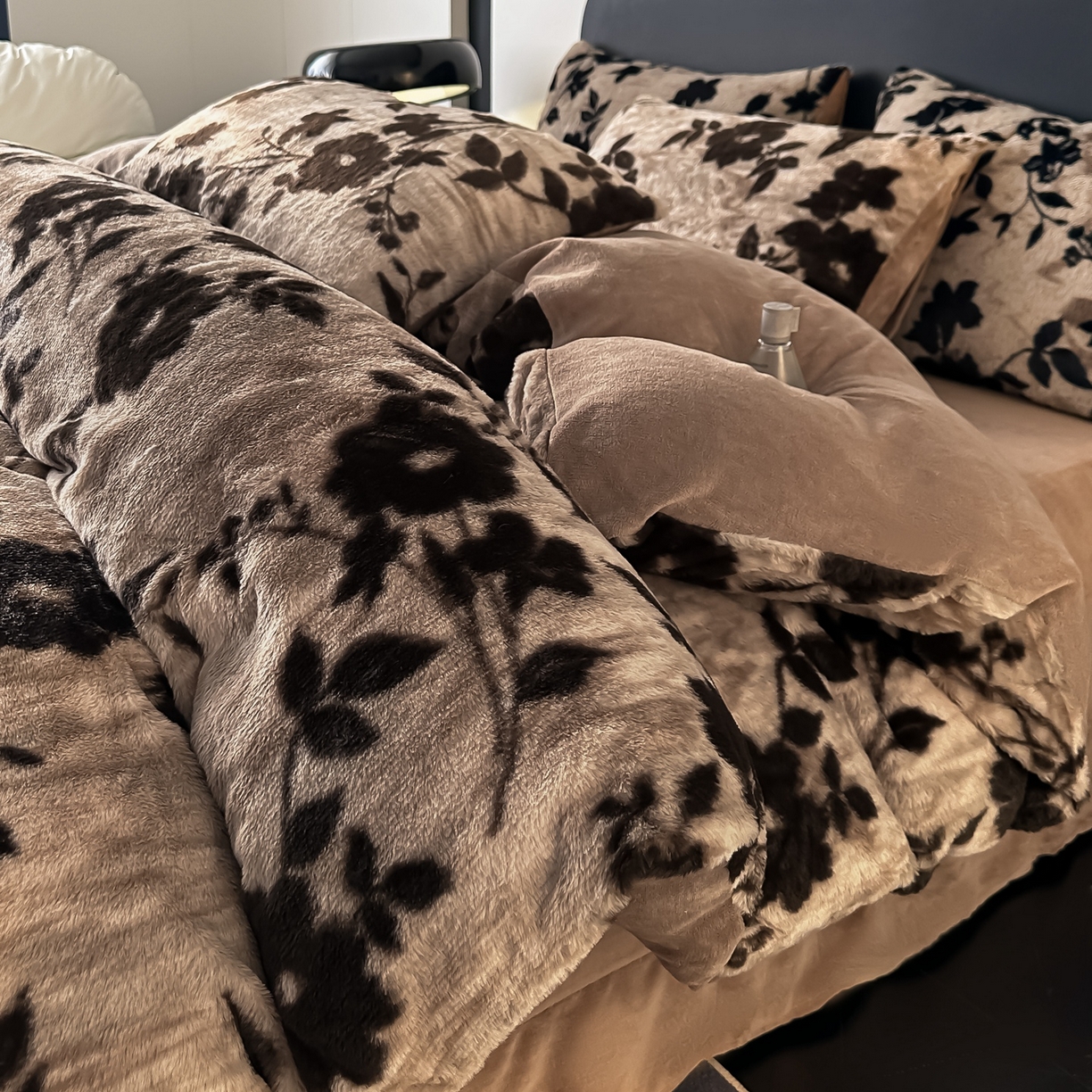 91家纺网 家纺一手货源 找家纺 乐窝家纺仓储 2025新款美拉德复古印花兔毛绒牛奶绒皮草绒床裙款四件套跨境外贸专供 简爱时尚