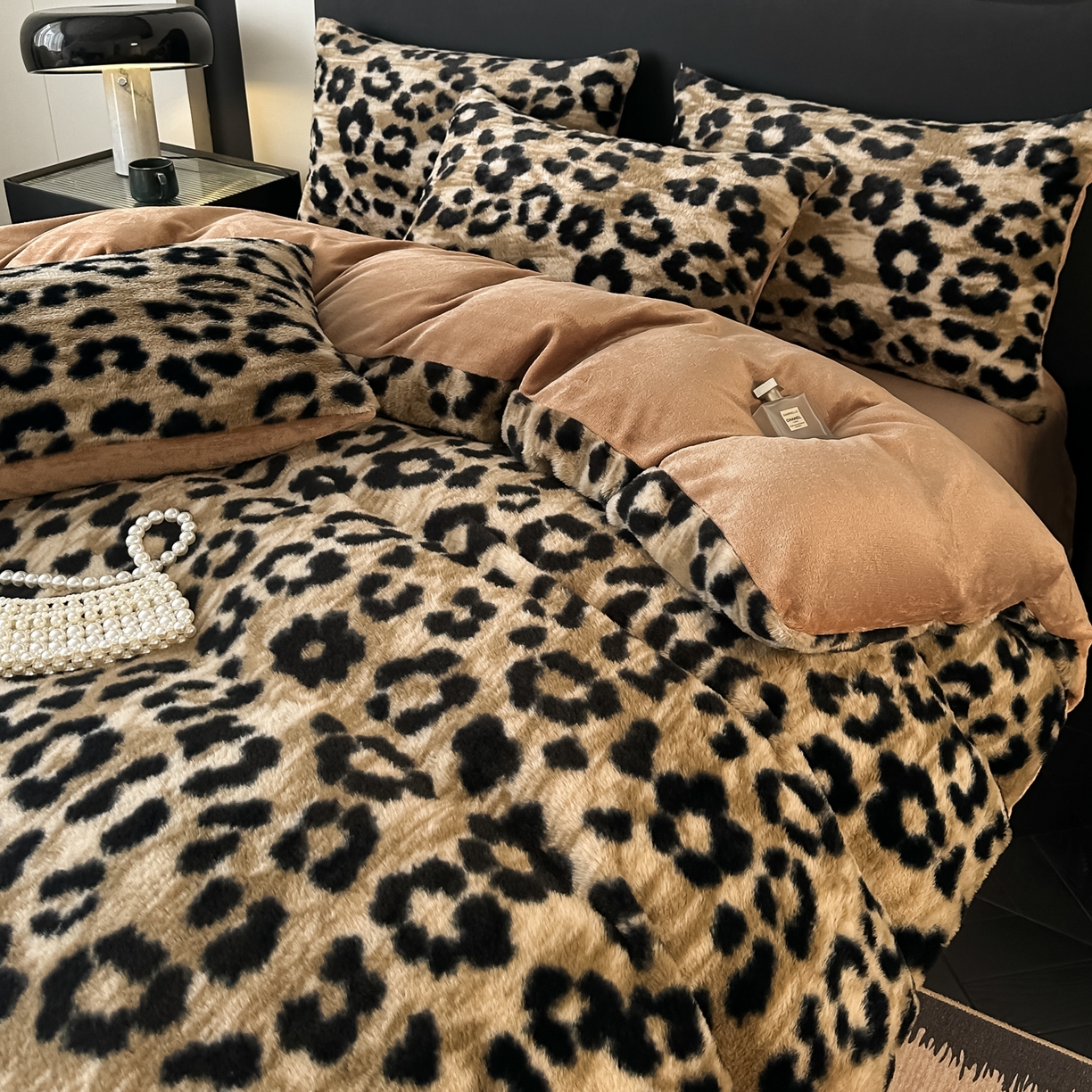 91家纺网 家纺一手货源 找家纺 （总）乐窝家纺仓储 2025新款美拉德复古印花兔毛绒牛奶绒皮草绒床裙款四件套跨境外贸专供