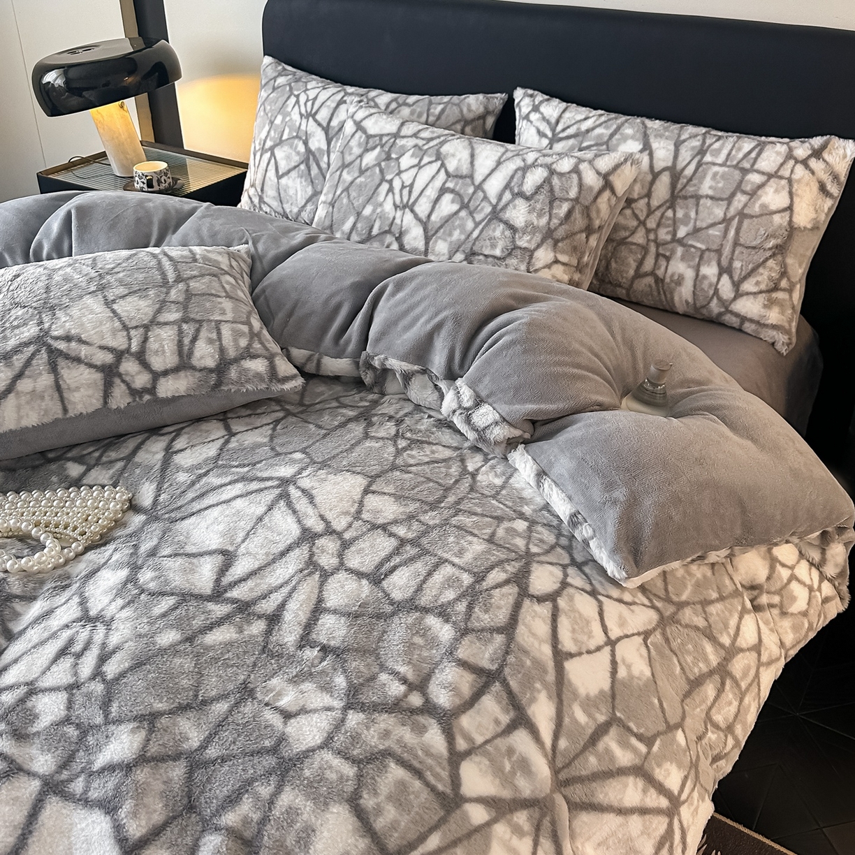 91家纺网 家纺一手货源 找家纺 乐窝家纺仓储 2025新款美拉德复古印花兔毛绒牛奶绒皮草绒床裙款四件套跨境外贸专供 几何空间