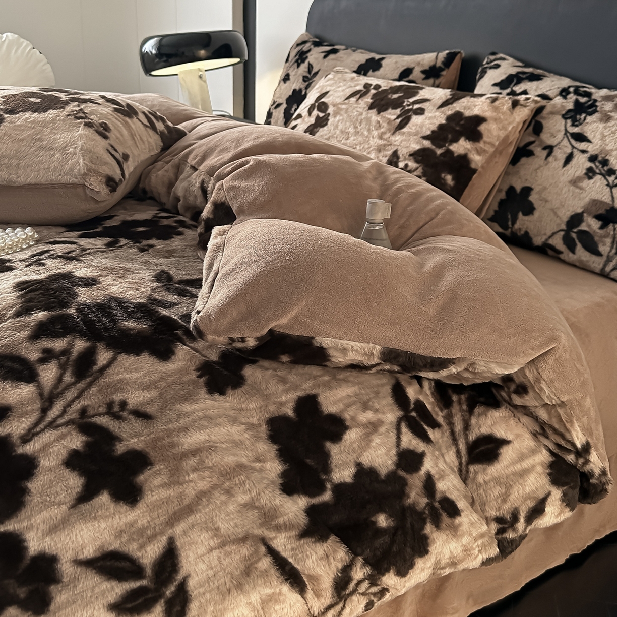 91家纺网 家纺一手货源 找家纺 乐窝家纺仓储 2025新款美拉德复古印花兔毛绒牛奶绒皮草绒床裙款四件套跨境外贸专供 简爱时尚