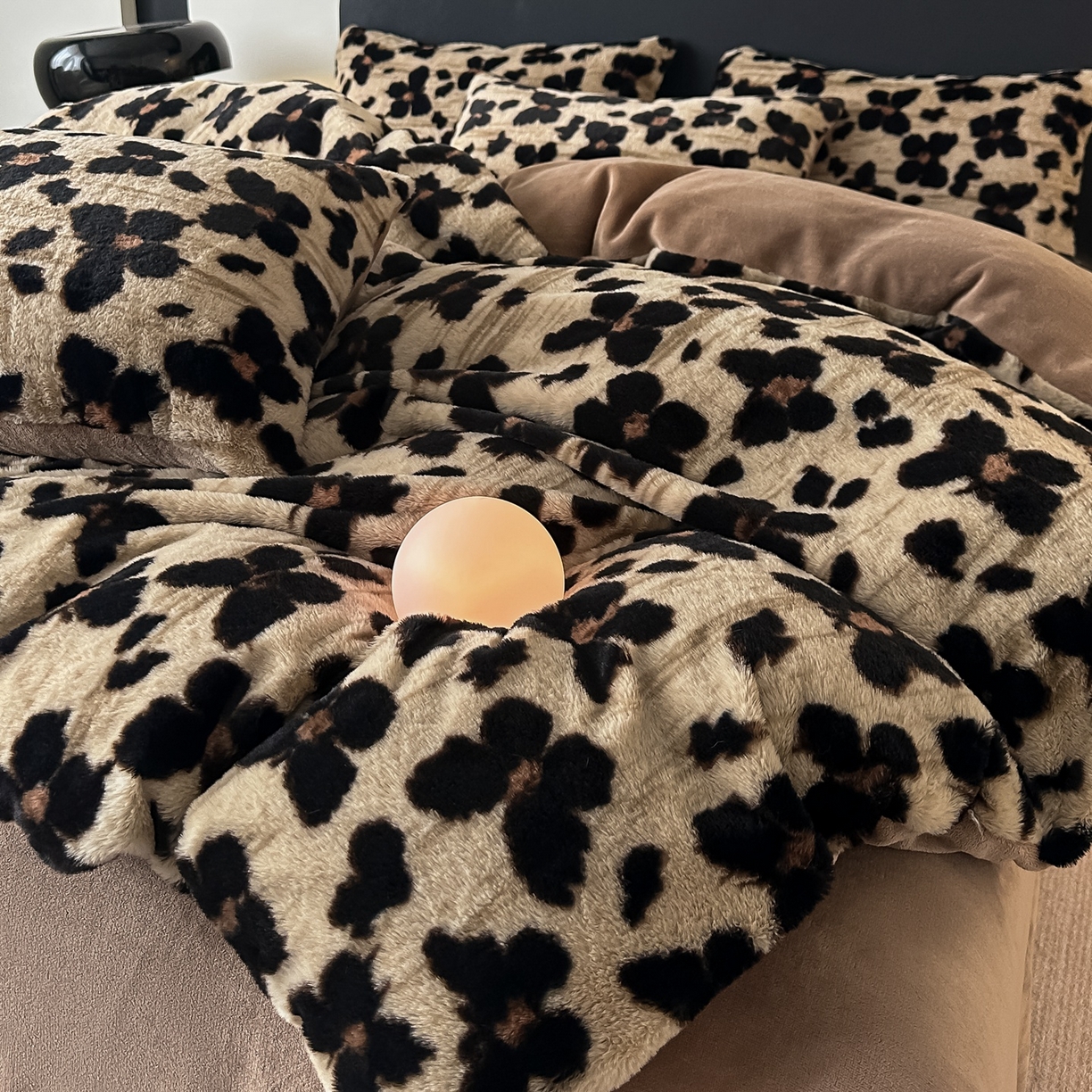 91家纺网 家纺一手货源 找家纺 乐窝家纺仓储 2025新款美拉德复古印花兔毛绒牛奶绒皮草绒床裙款四件套跨境外贸专供 蝴蝶咖