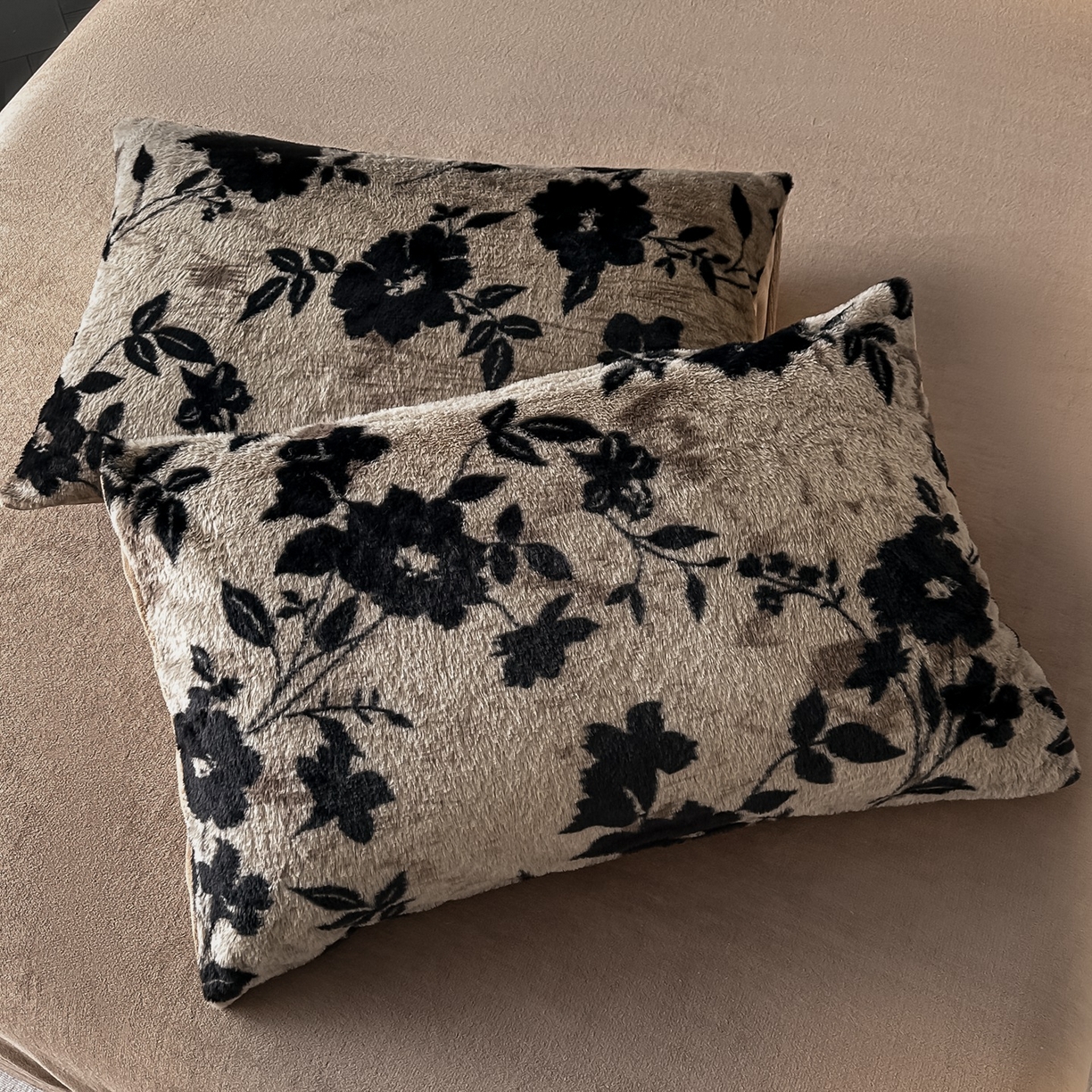 91家纺网 家纺一手货源 找家纺 乐窝家纺仓储 2025新款美拉德复古印花兔毛绒牛奶绒皮草绒床裙款四件套跨境外贸专供 花枝漫语