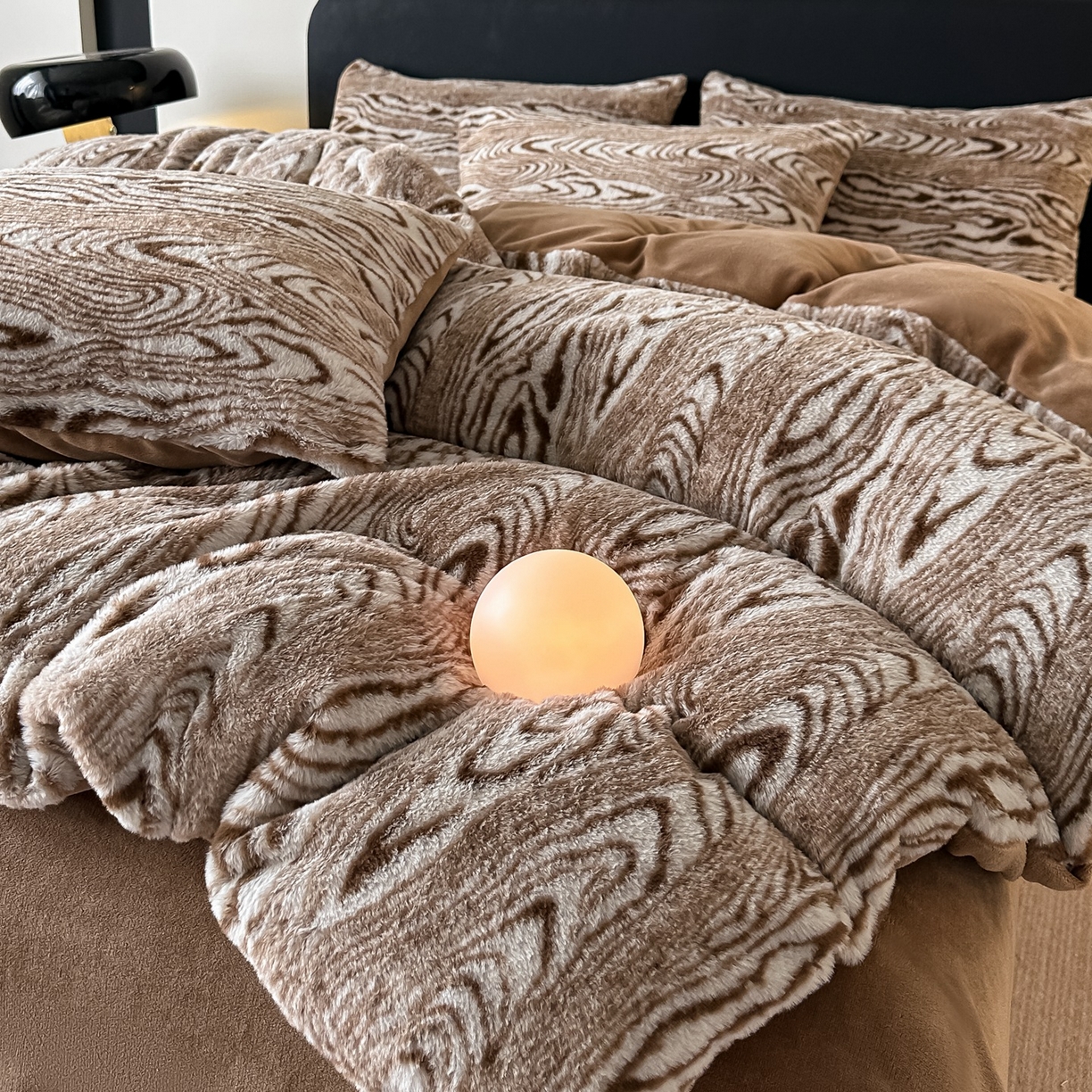 91家纺网 家纺一手货源 找家纺 乐窝家纺仓储 2025新款美拉德复古印花兔毛绒牛奶绒皮草绒床裙款四件套跨境外贸专供 静谧时光