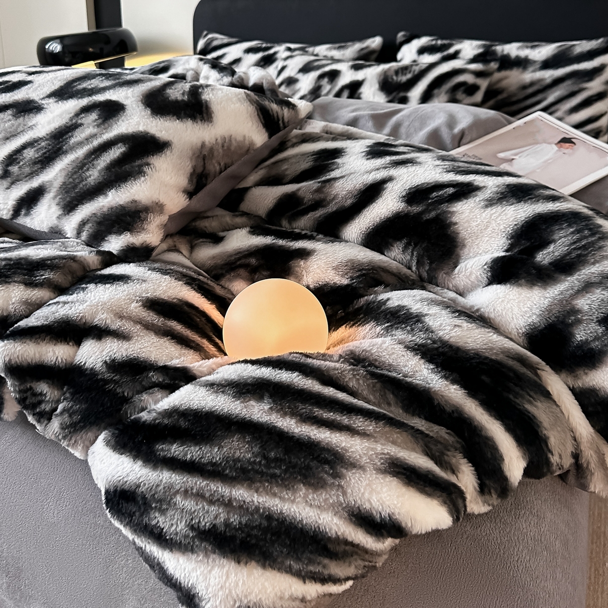 91家纺网 家纺一手货源 找家纺 乐窝家纺仓储 2025新款美拉德复古印花兔毛绒牛奶绒皮草绒床裙款四件套跨境外贸专供 轻奢豹纹