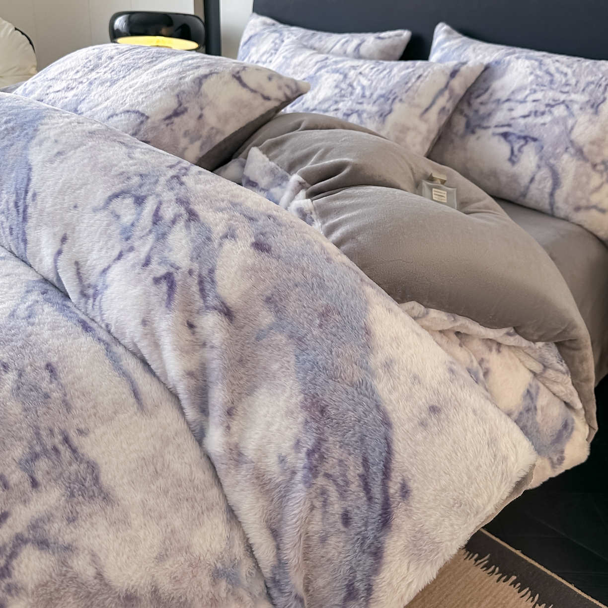 91家纺网 家纺一手货源 找家纺 乐窝家纺仓储 2025新款美拉德复古印花兔毛绒牛奶绒皮草绒床裙款四件套跨境外贸专供 大理石紫