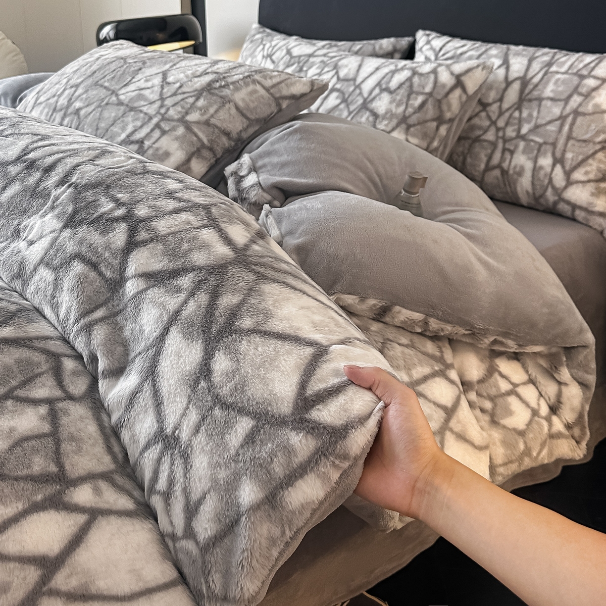 91家纺网 家纺一手货源 找家纺 乐窝家纺仓储 2025新款美拉德复古印花兔毛绒牛奶绒皮草绒床裙款四件套跨境外贸专供 几何空间