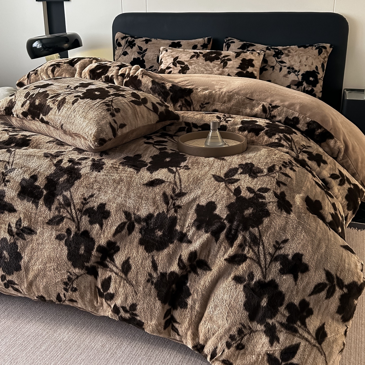 91家纺网 家纺一手货源 找家纺 乐窝家纺仓储 2025新款美拉德复古印花兔毛绒牛奶绒皮草绒床裙款四件套跨境外贸专供 简爱时尚