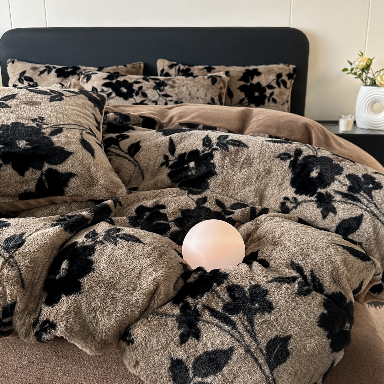 91家纺网 家纺一手货源 找家纺 乐窝家纺仓储 2025新款美拉德复古印花兔毛绒牛奶绒皮草绒床裙款四件套跨境外贸专供 花枝漫语