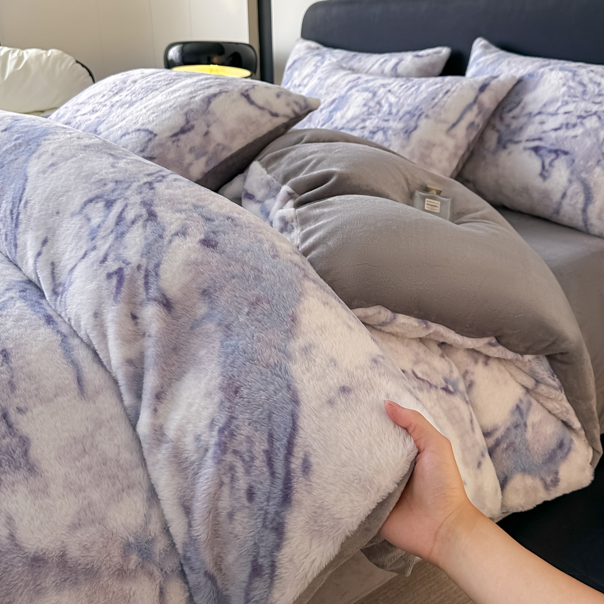 91家纺网 家纺一手货源 找家纺 乐窝家纺仓储 2025新款美拉德复古印花兔毛绒牛奶绒皮草绒床裙款四件套跨境外贸专供 大理石紫