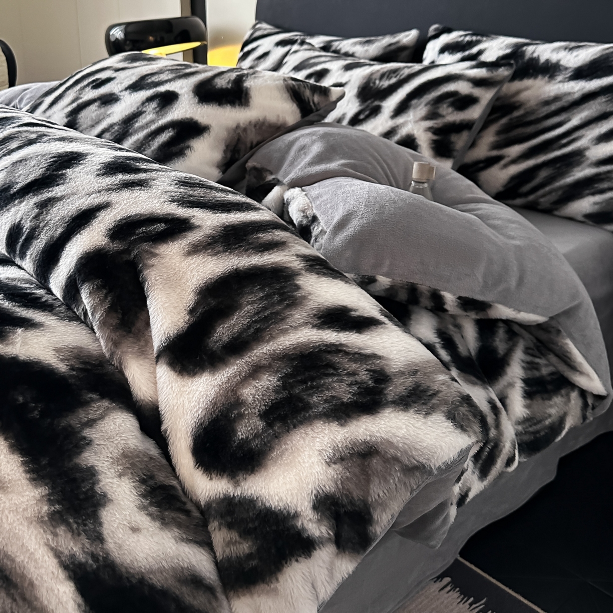 91家纺网 家纺一手货源 找家纺 乐窝家纺仓储 2025新款美拉德复古印花兔毛绒牛奶绒皮草绒床裙款四件套跨境外贸专供 轻奢豹纹